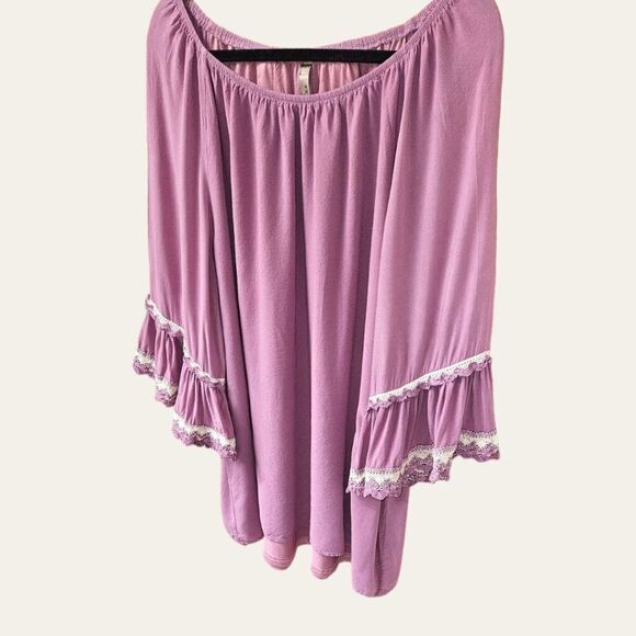 LIKE NEW ENTRO Women's Lilac Color Lace Bell Sleeve Top - Picture 7 of 14